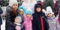 Около сотни Дедов Морозов и Снегурочек зажгли возле главной елки города...
