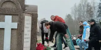 Возложение цветов к памятнику воинам 1812 года