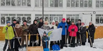 Расчистим каток от снега вместе!